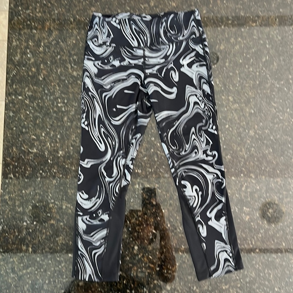 Nike crop legging - women’s size Small - like new!